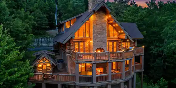 Image 3: Sleeps 32 People
