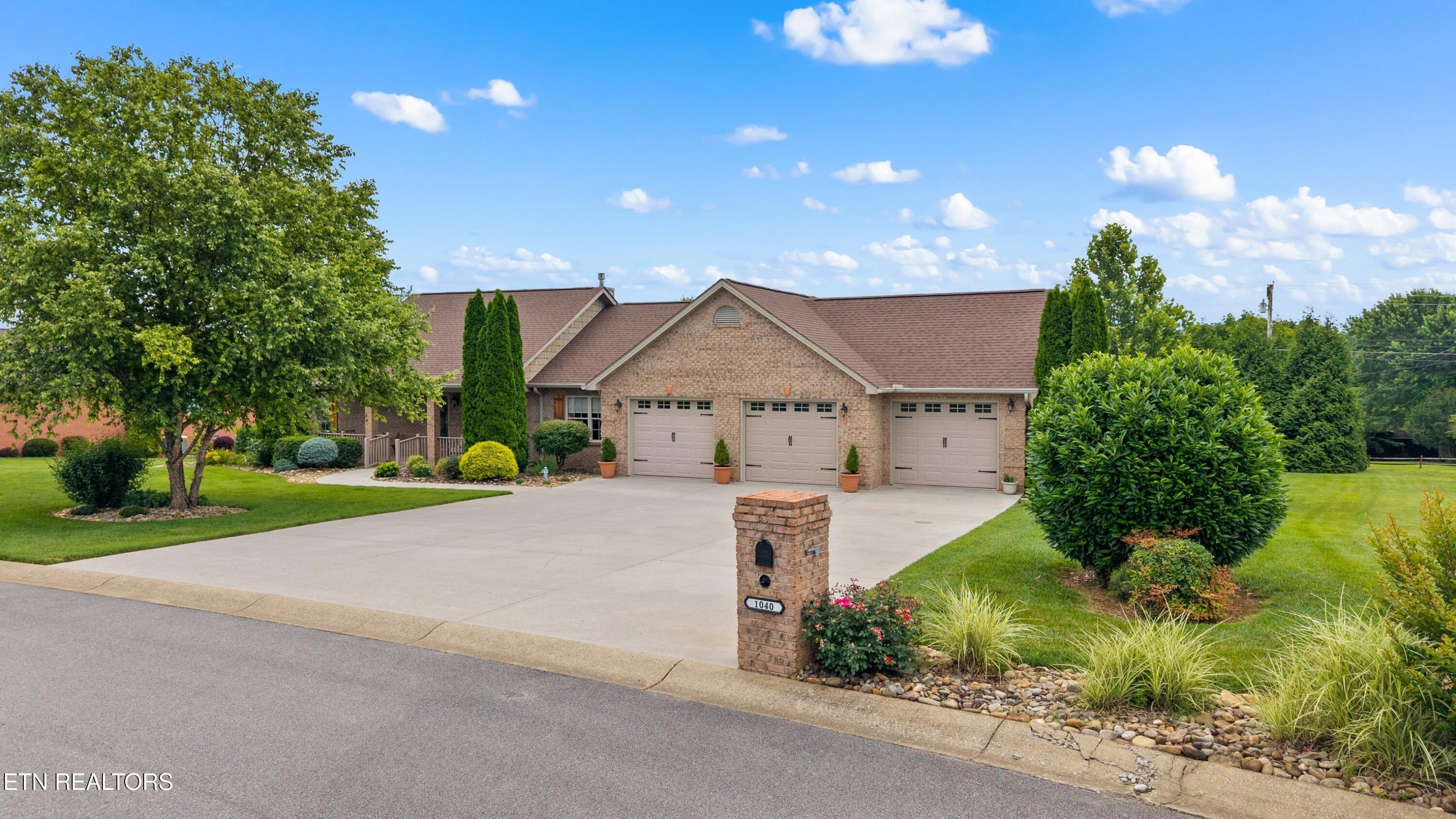 Image 2: 002-1040SouthwindCircle-Dandridge-TN-377
