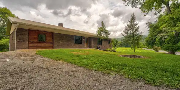 4405 Pearl Valley Rd
