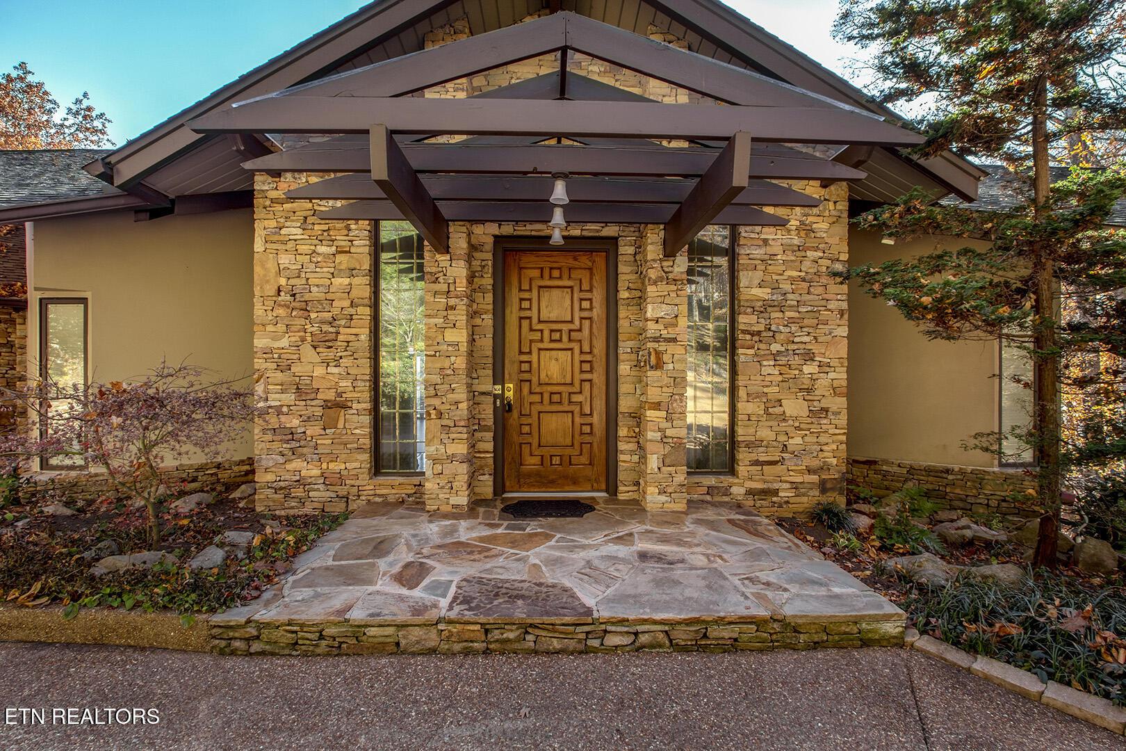 Image 3: 03_122 Tigitsi Lane_FrontEntry