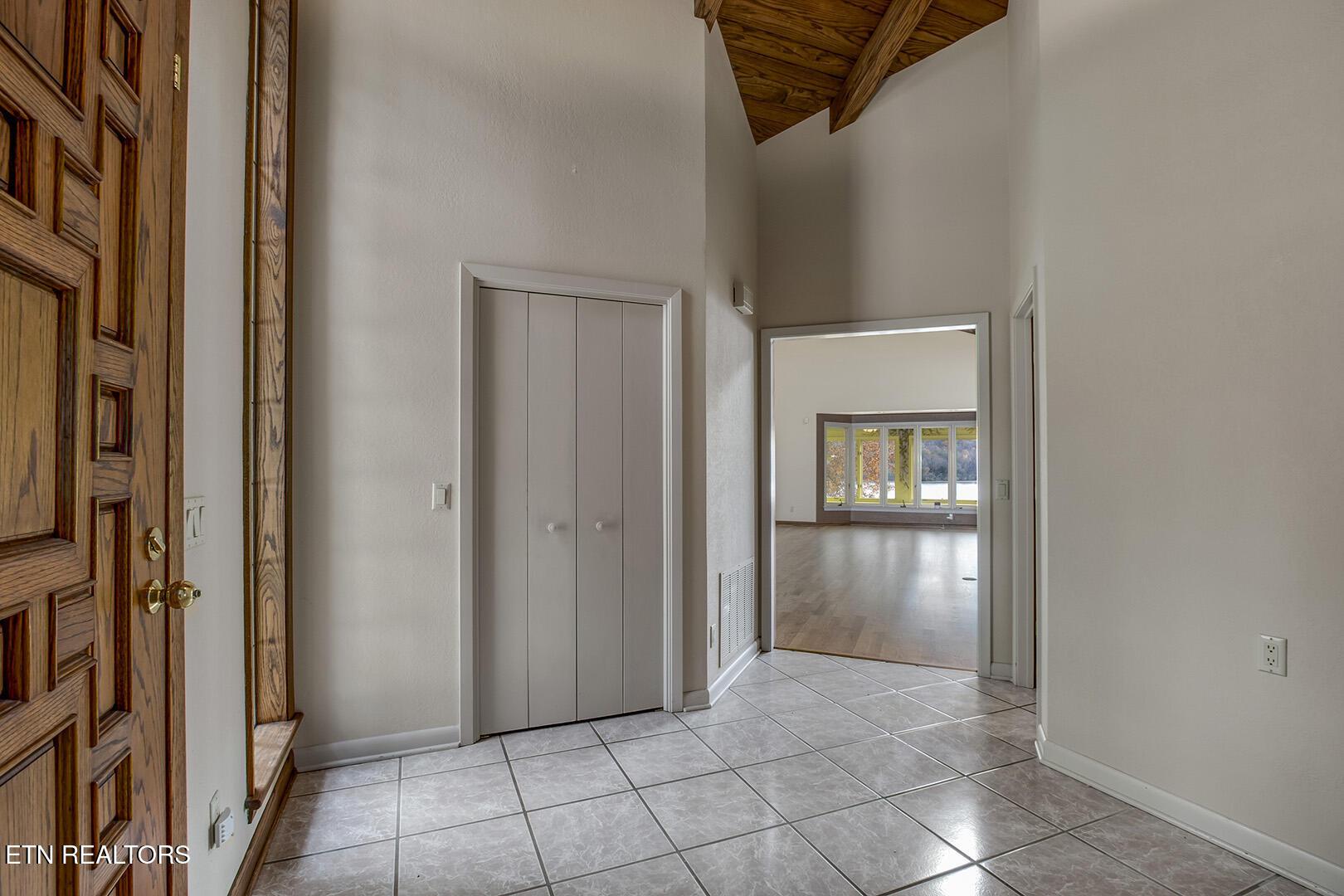 Image 4: 04_122 Tigitsi Lane_Foyer01