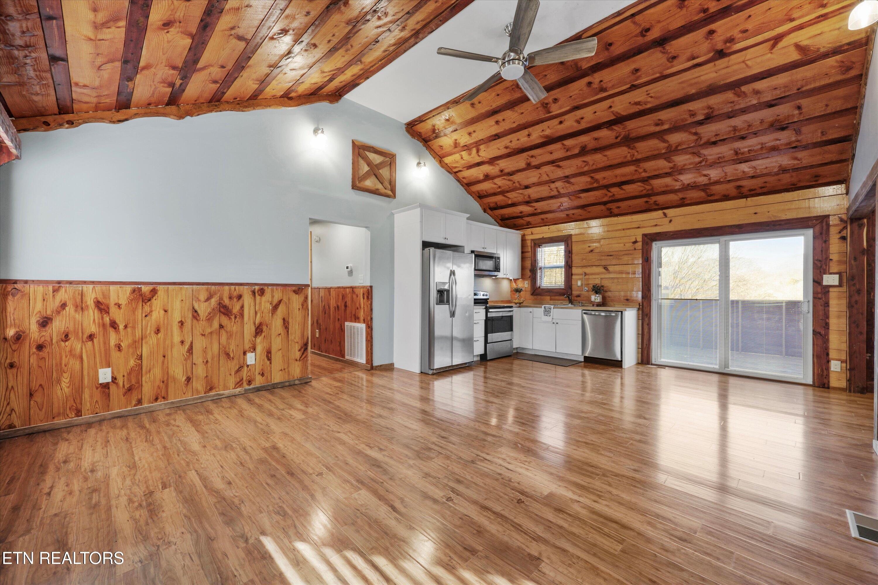 Image 4: Large living/dining space
