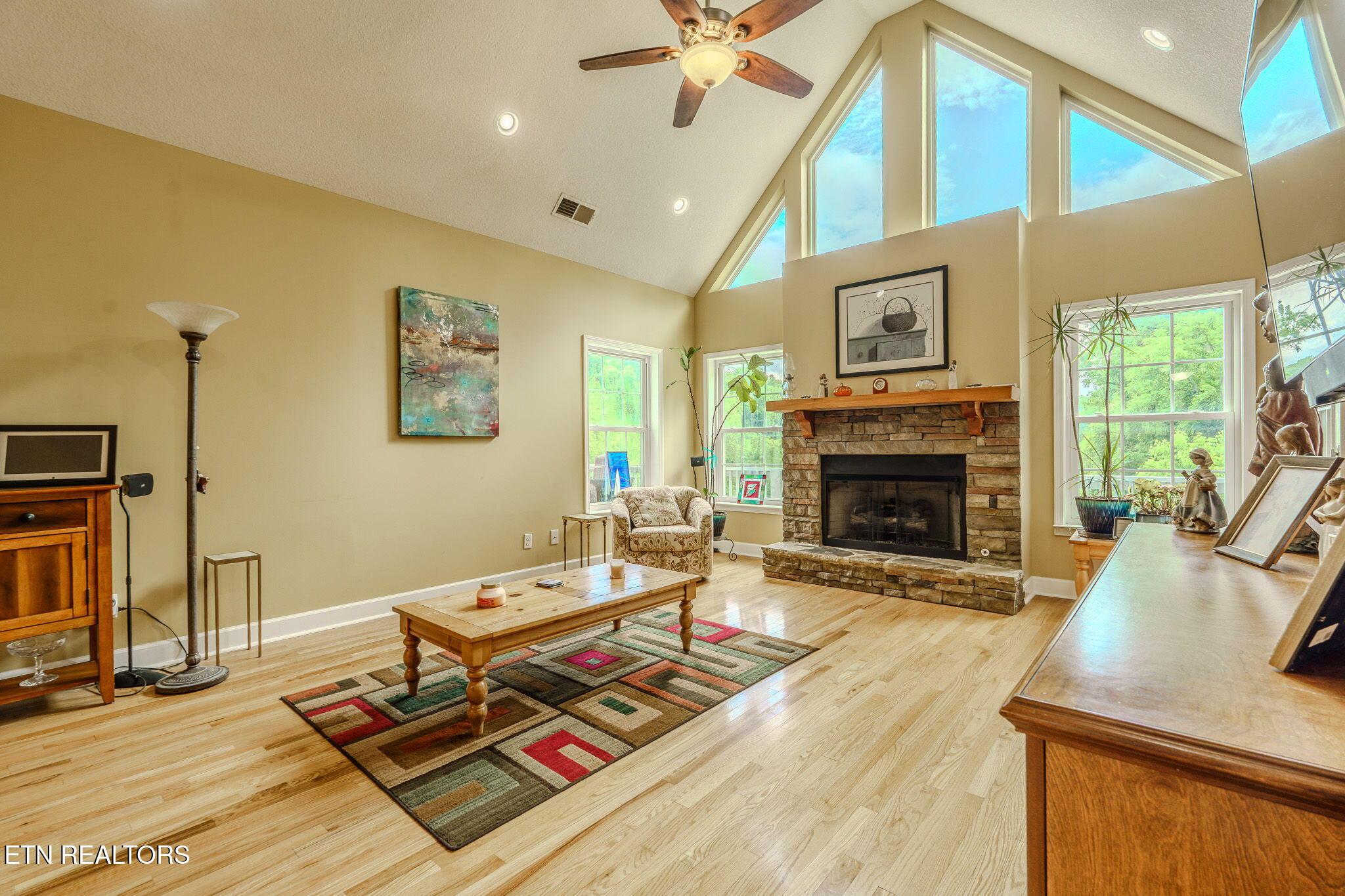 Image 4: 10-web-or-mls-_DSC3829-HDR