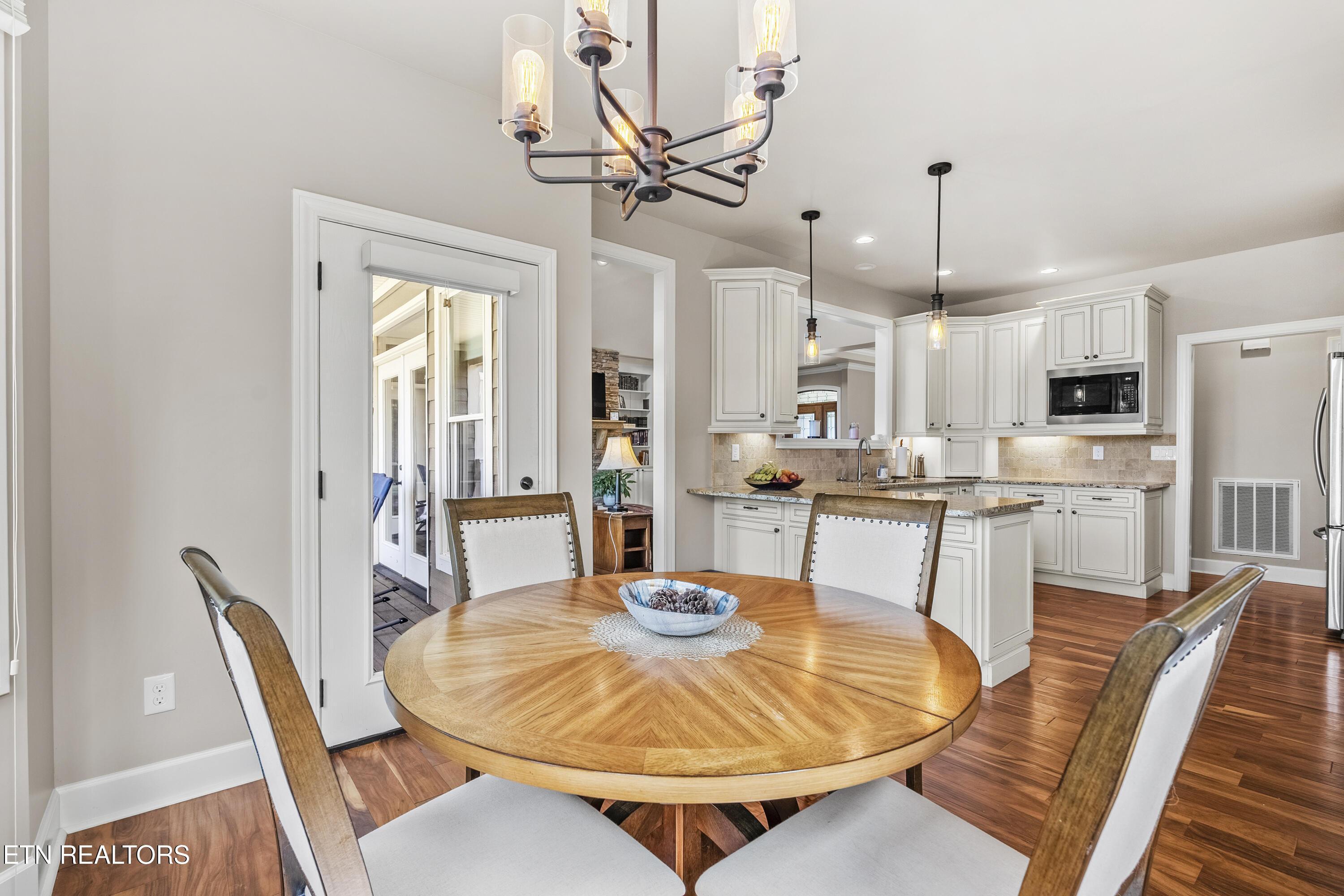 Image 3: Eat In Kitchen