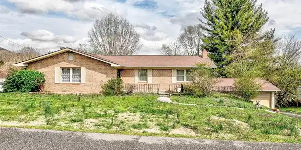 921 Hilltop Drive