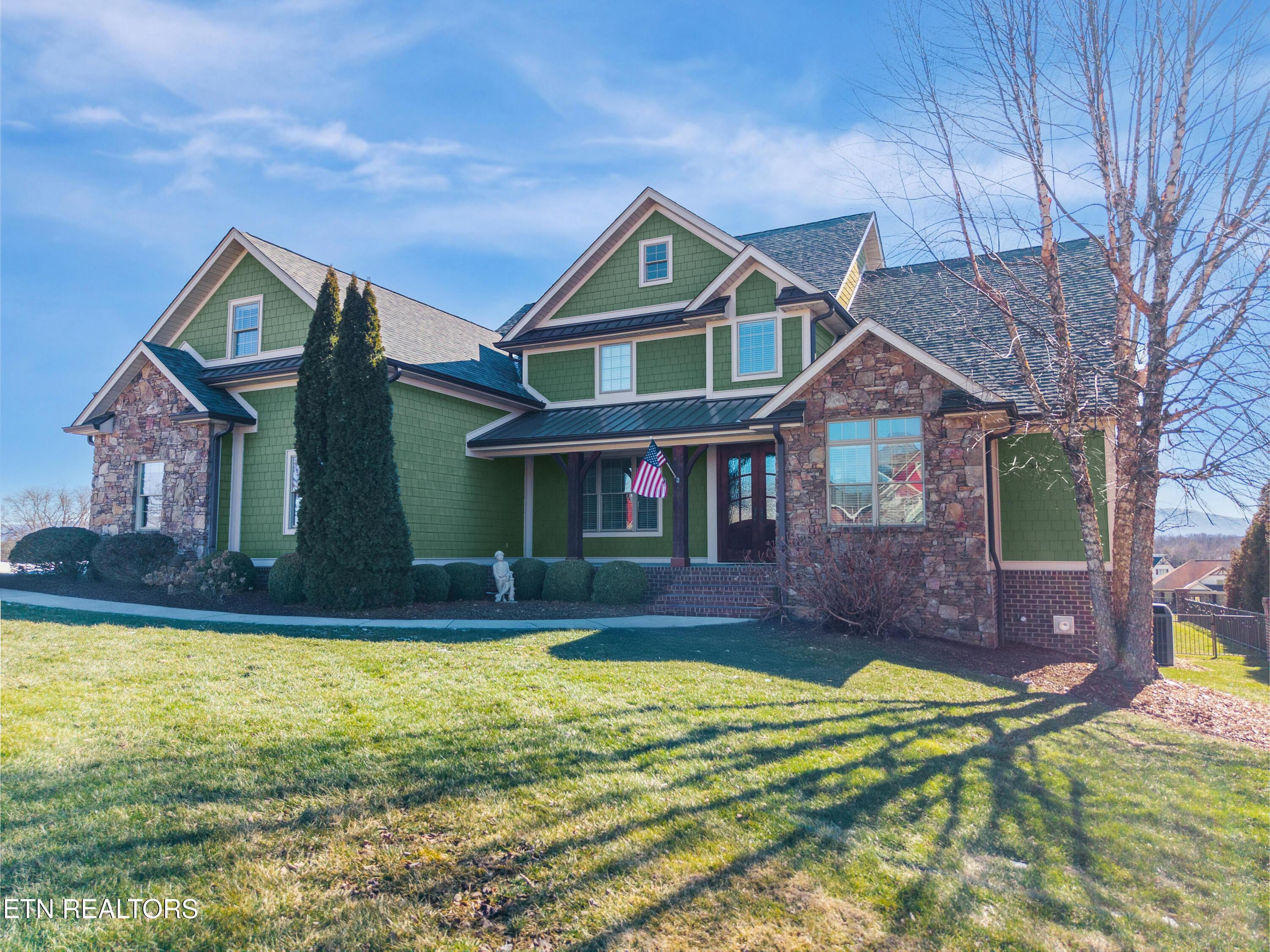 Image 2: 306_E_Hawthorne_Ct_0007