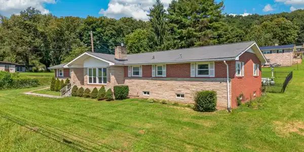 Image 2: 040-304RussellDrive-Rogersville-TN-37857