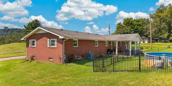 Image 4: 041-304RussellDrive-Rogersville-TN-37857