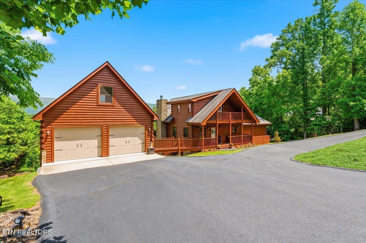 Image 3: Front View/Garage