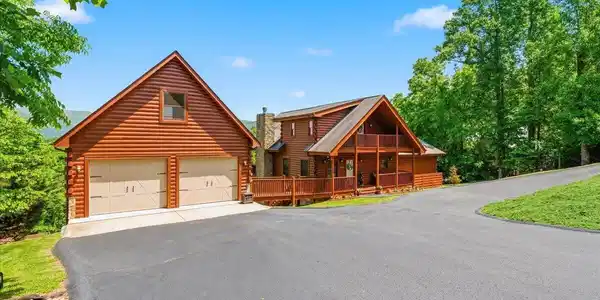Image 3: Front View/Garage