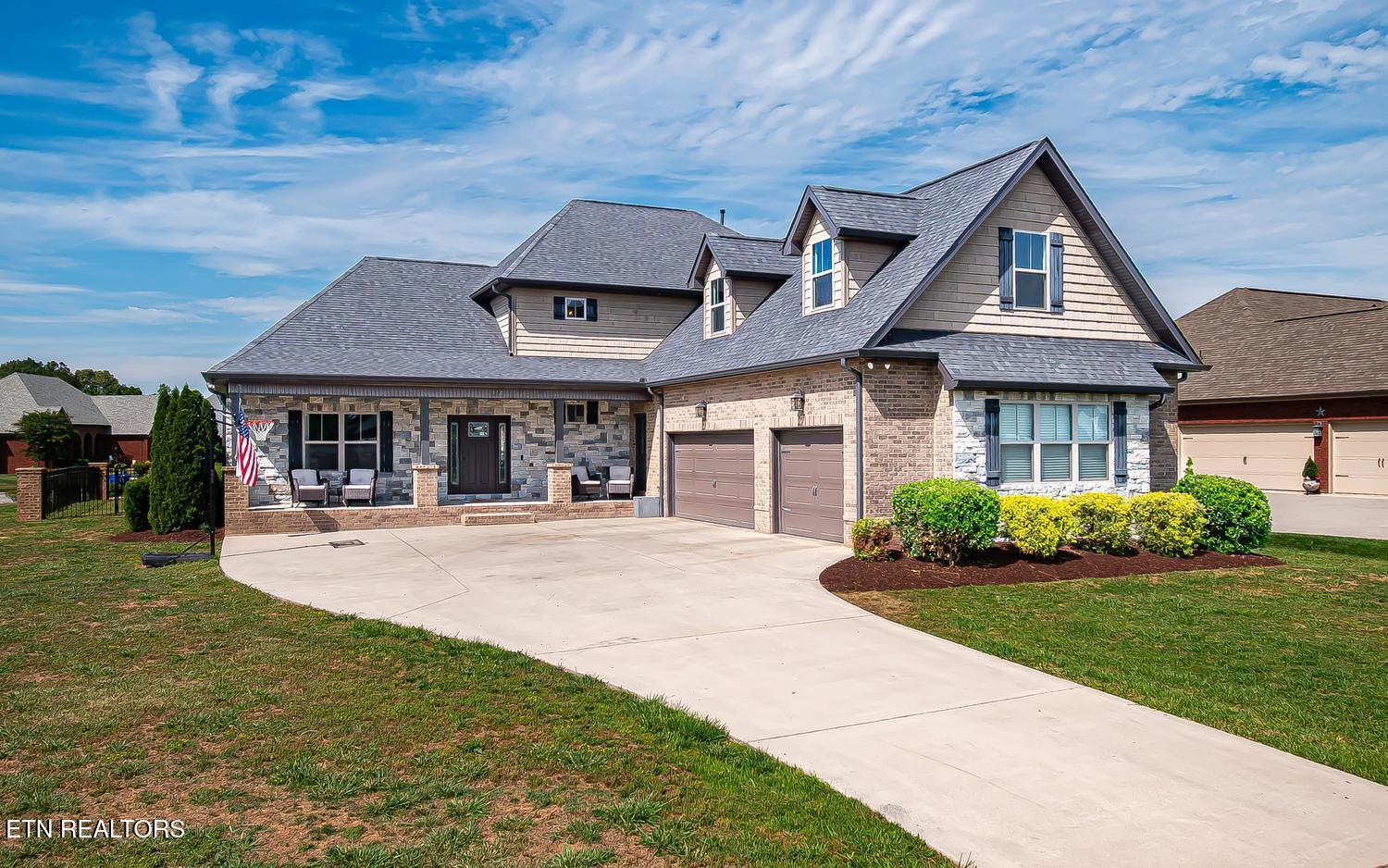 Image 4: 3-Car Garage