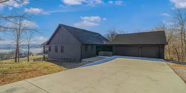 9031 Paradise View Drive