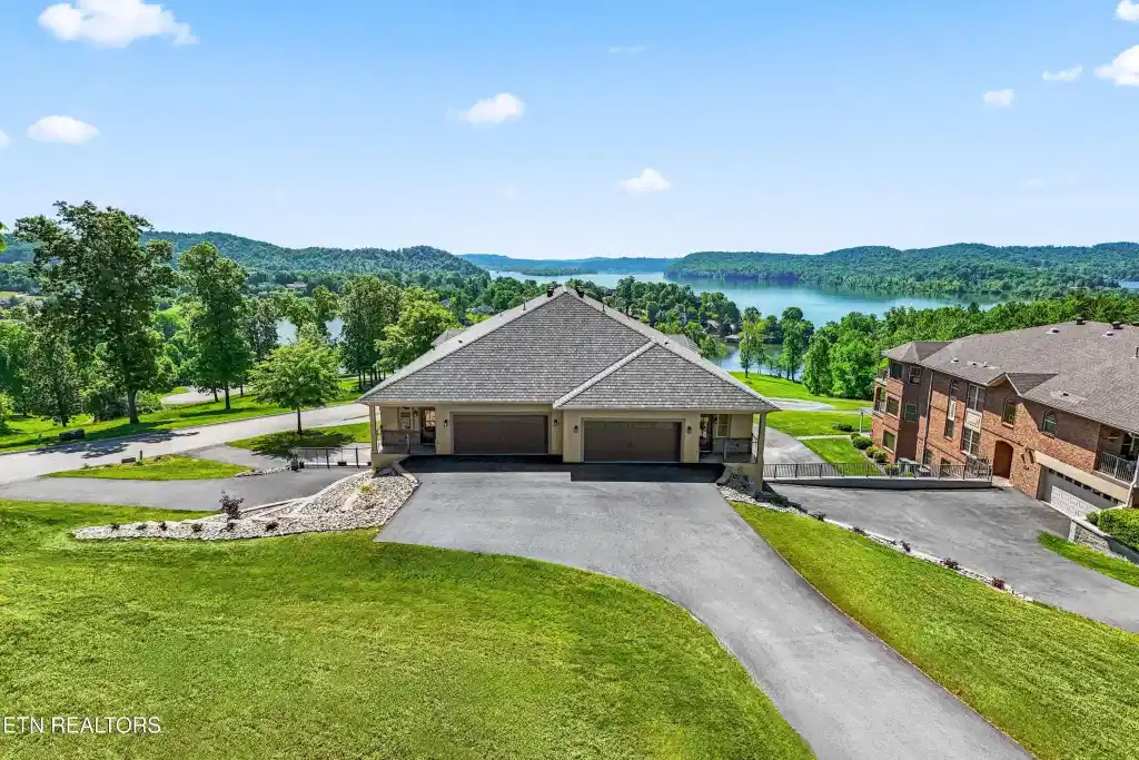 Image 1: Lakeside-Reserve-Condos-2-1-1