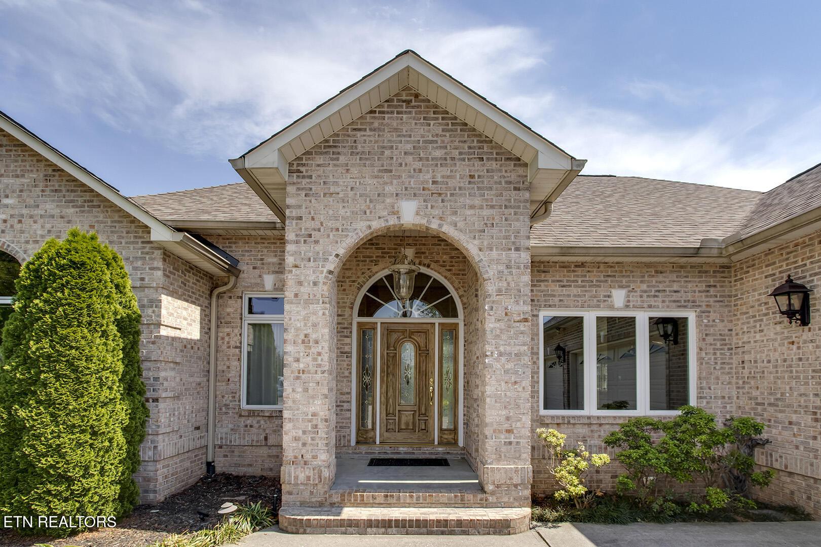 Image 4: 04_304 Coweta Court_FrontEntry
