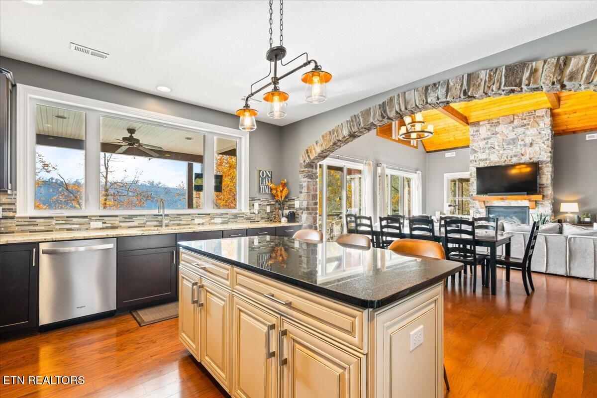 Image 3: 07-Bankwood