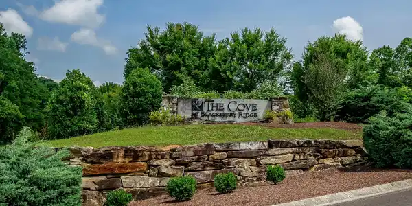 Image 4: Entrance to subdivision