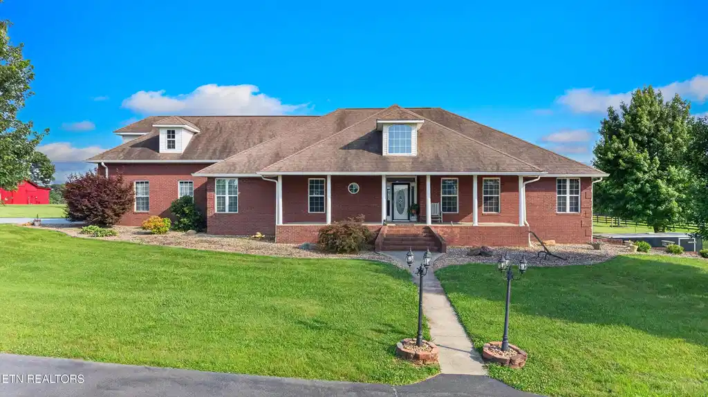 Image 1: 001-670BurchfieldRoad-Dandridge-TN-37725