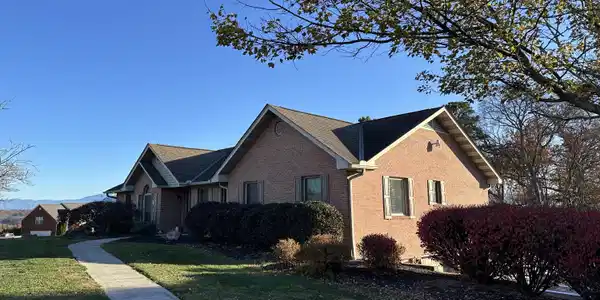 605 Horseshoe Lane