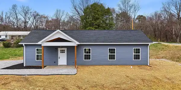 106 White Rd