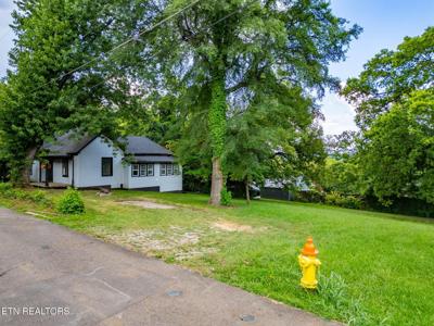 2708 Summit Ave
