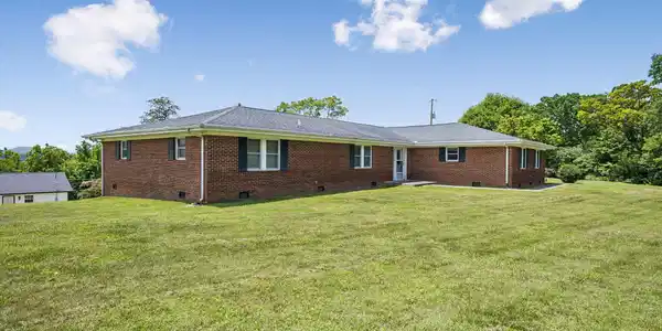 Image 3: 3-147 Meredith Rd - 003