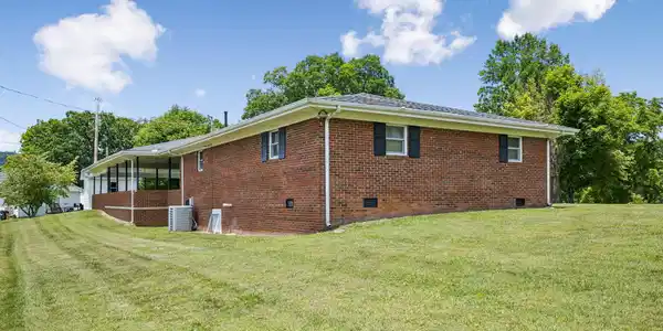 Image 4: 36-147 Meredith Rd - 036