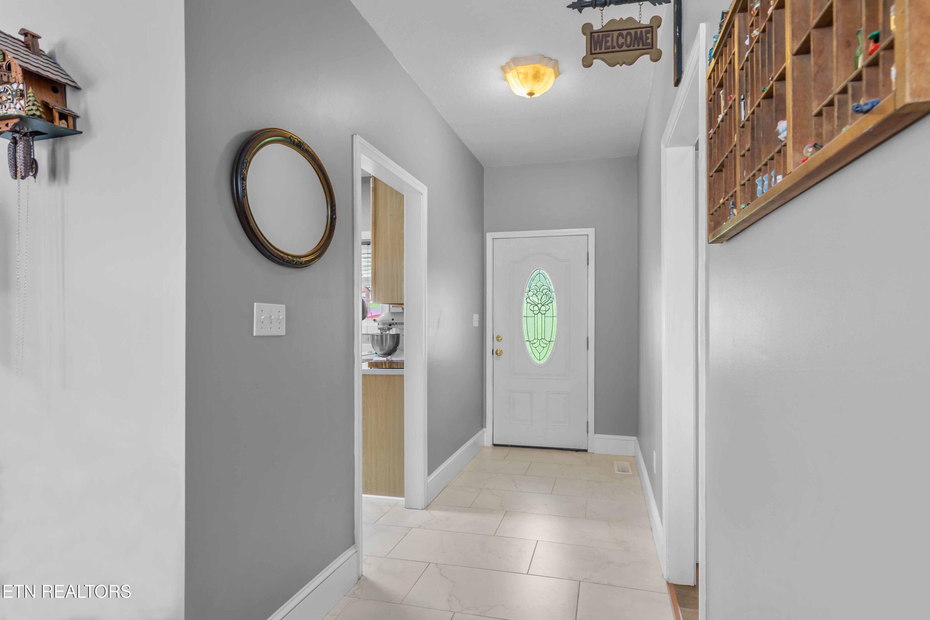 Image 4: Entryway