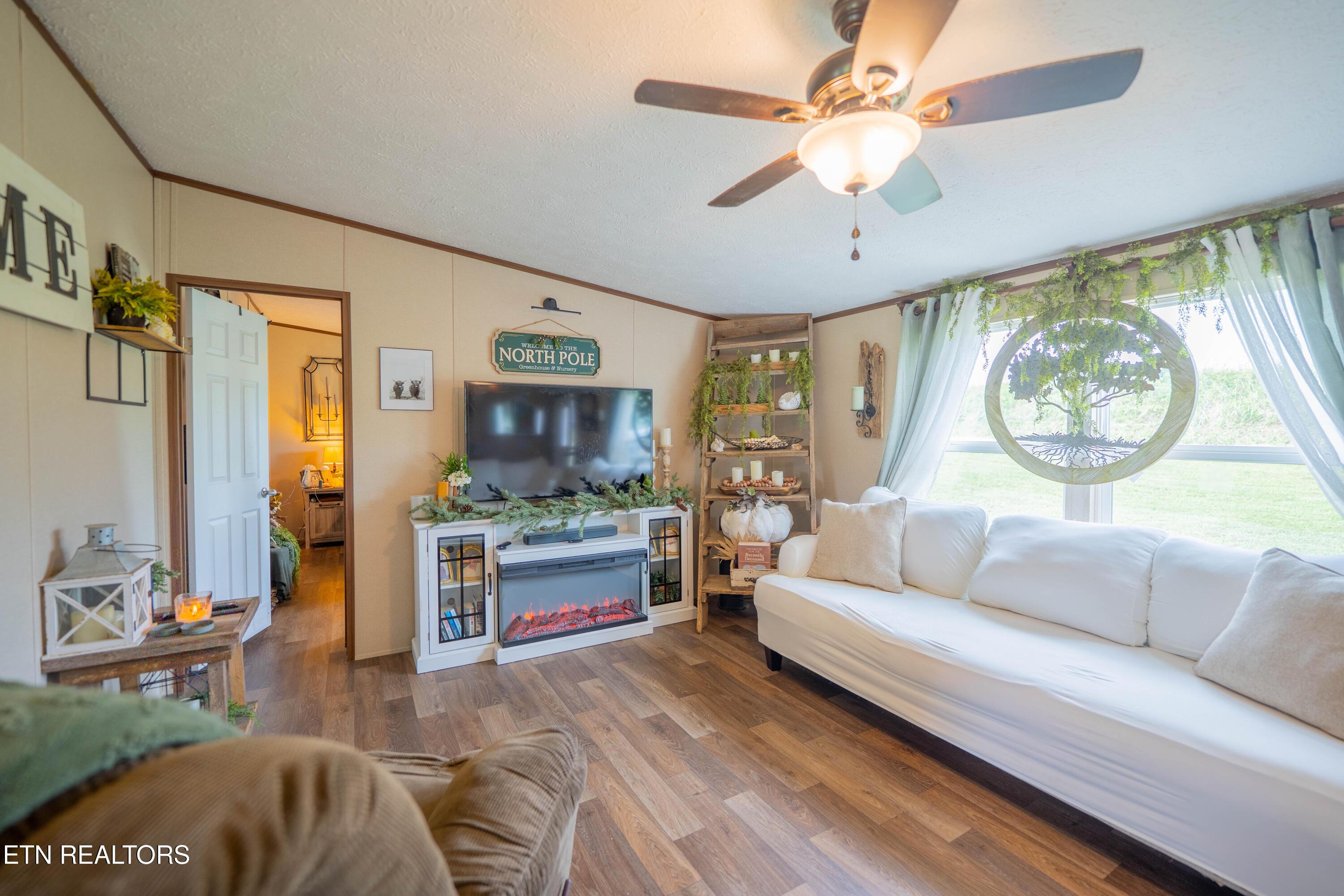 Image 4: living room