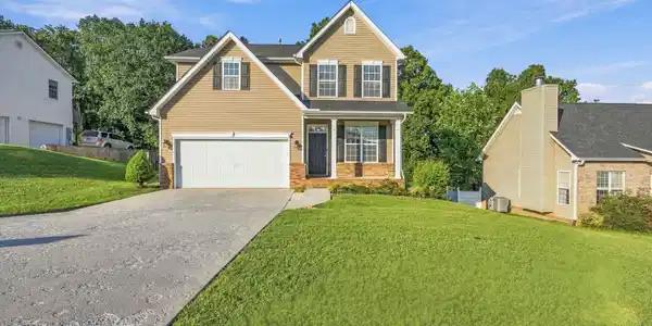 Image 4: Large lot & space between homes