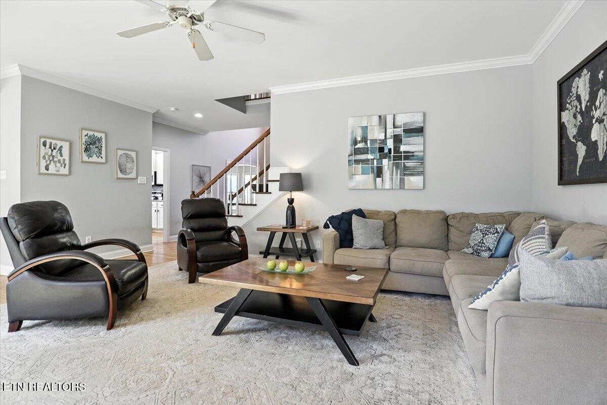 Image 4: Living Room