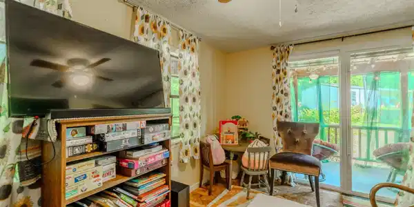 Image 4: 16-web-or-mls-_DSC1493-HDR