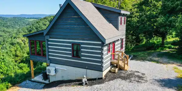 Image 2: Beautiful home inside and out