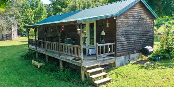 Image 4: 600 sq ft cabin