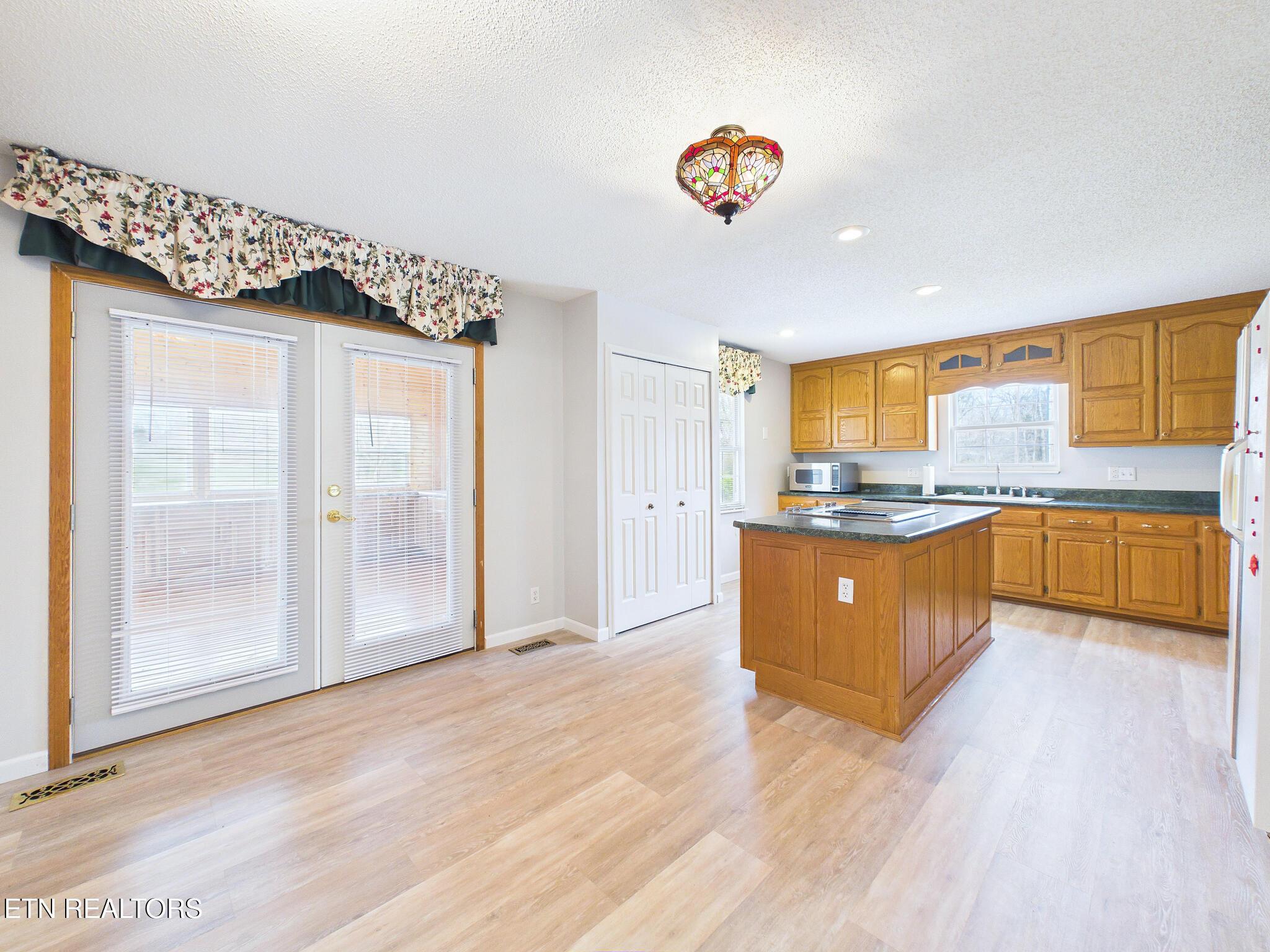 Image 4: 20-CAM06335G6-PR0016-STILL017