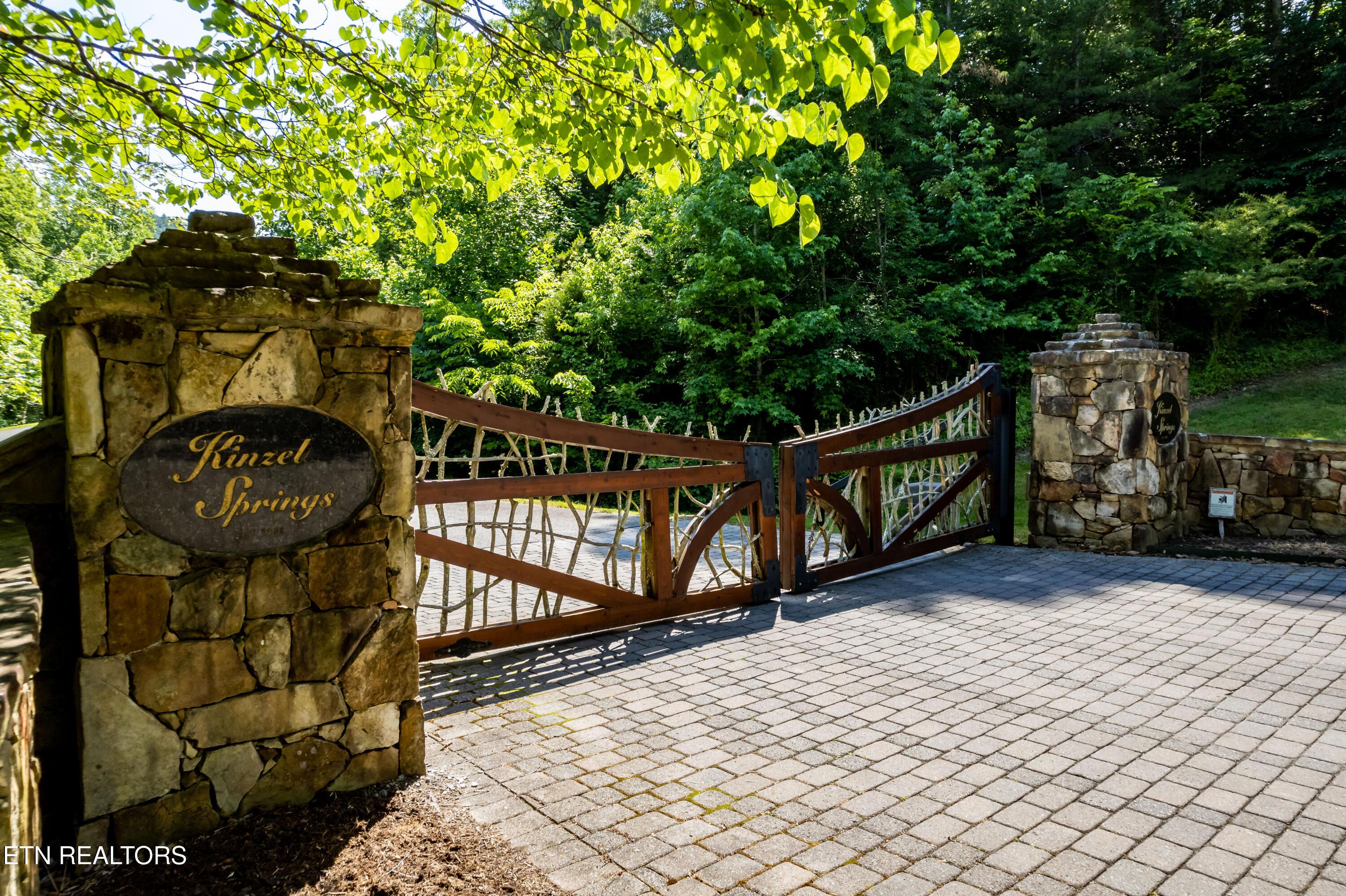 Image 2: Kinzel Gate 01