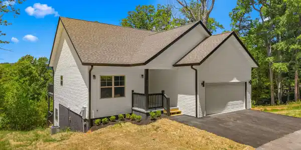Image 3: 003-850TrinityViewCircle-Seymour-TN-3786