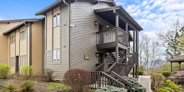 Image 2: 1050SkiViewDr#102-1