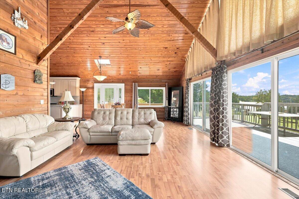 Image 2: 07-1818 Circle Lake Dr 7