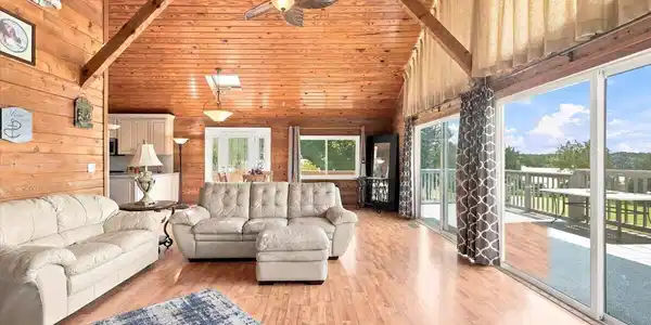 Image 2: 07-1818 Circle Lake Dr 7