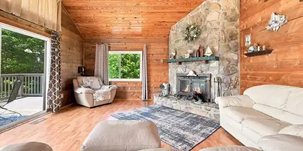 Image 4: 05-1818 Circle Lake Dr 5
