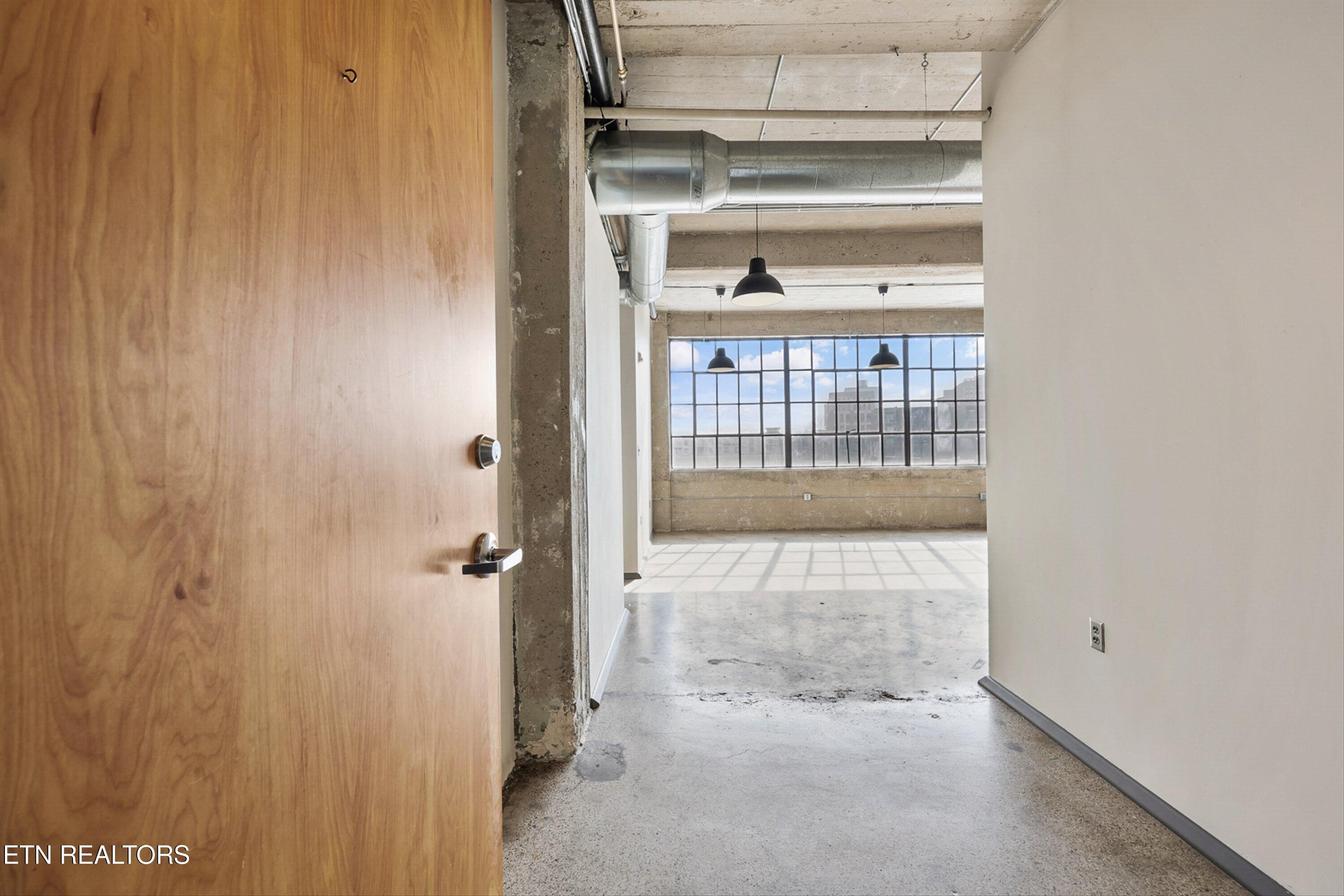 Image 3: Unit 506 Entry