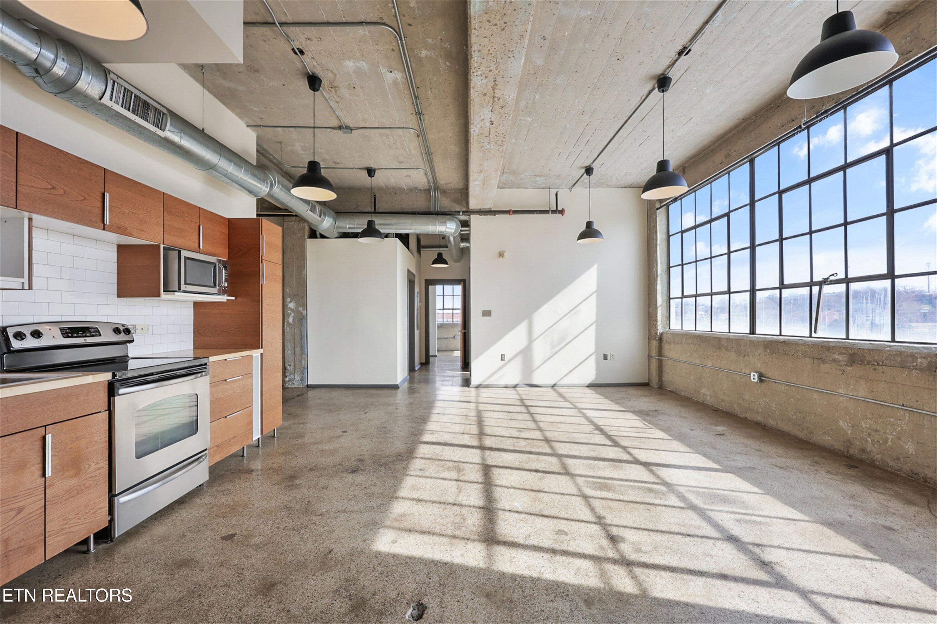 Image 4: Living & Kitchen