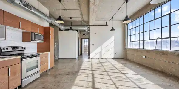 Image 4: Living & Kitchen