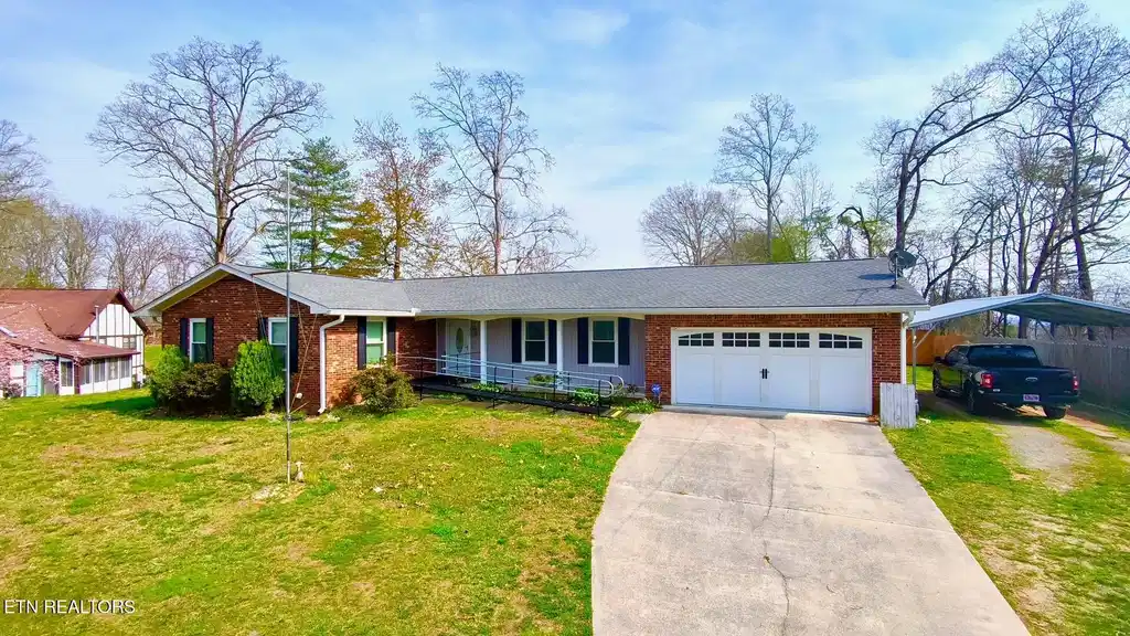 Image 1: 102 Oakwood Dr