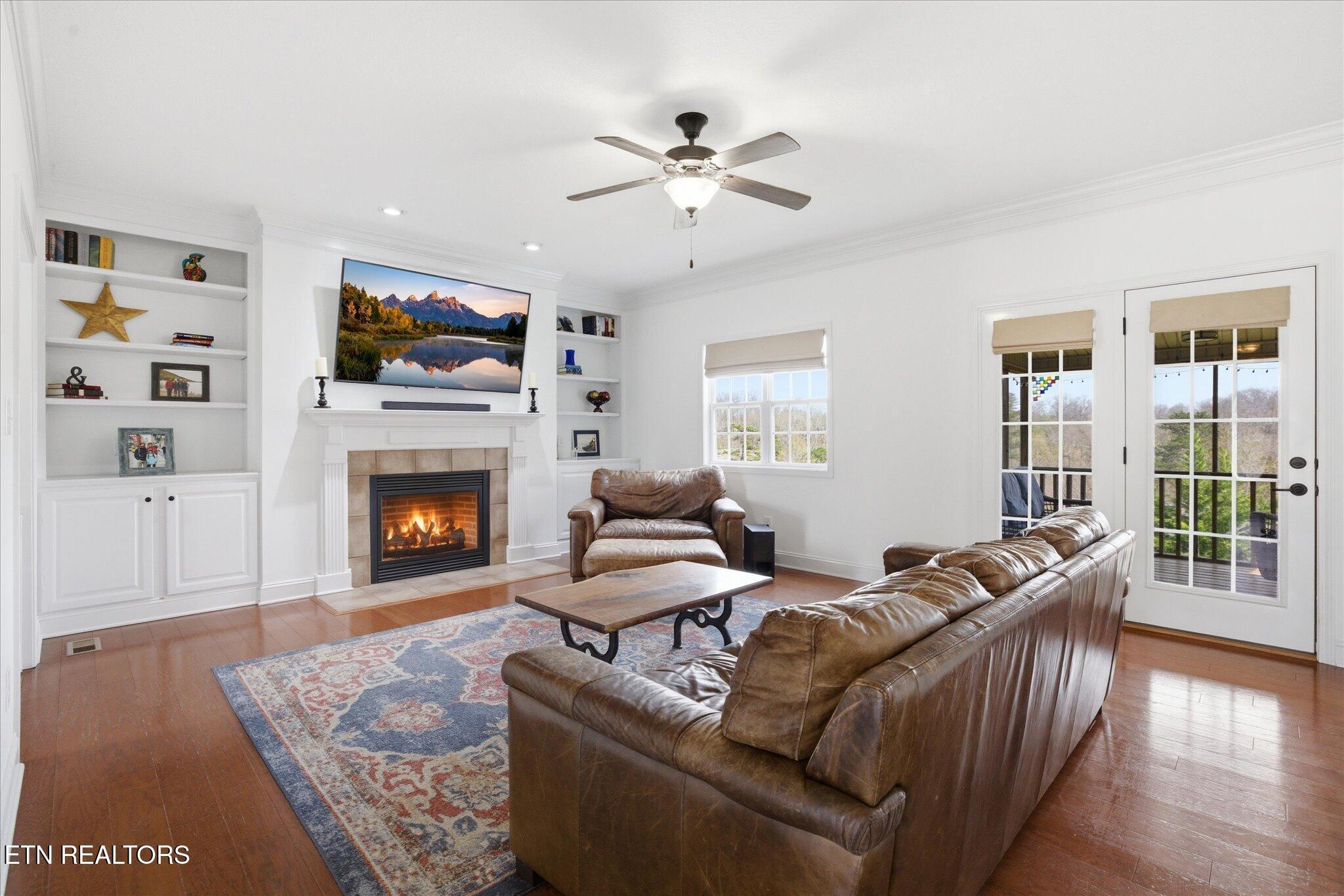 Image 3: Kitchen Open to Family Room