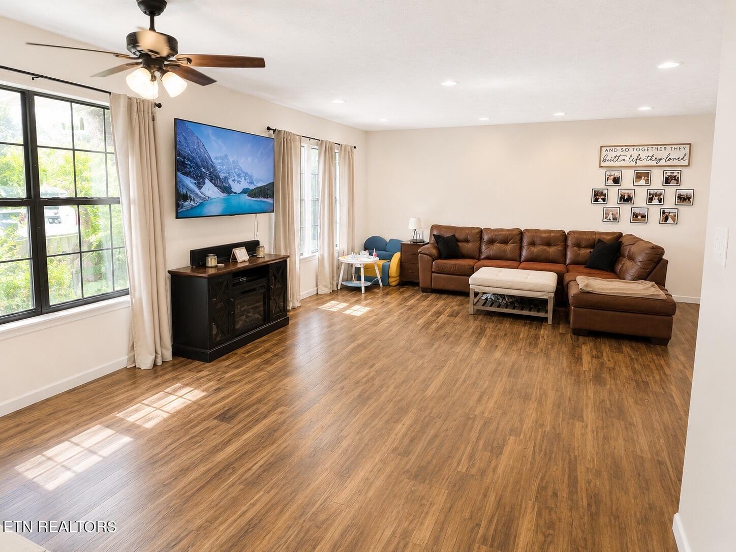 Image 2: Living Room