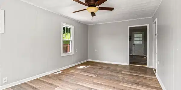 Image 3: Living Room