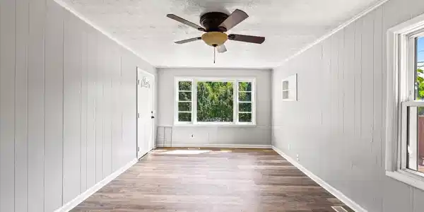 Image 4: Living Room