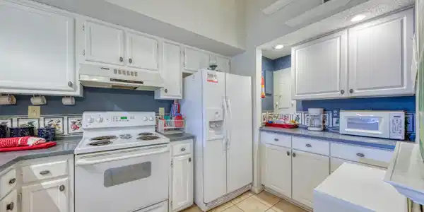Image 4: Kitchen