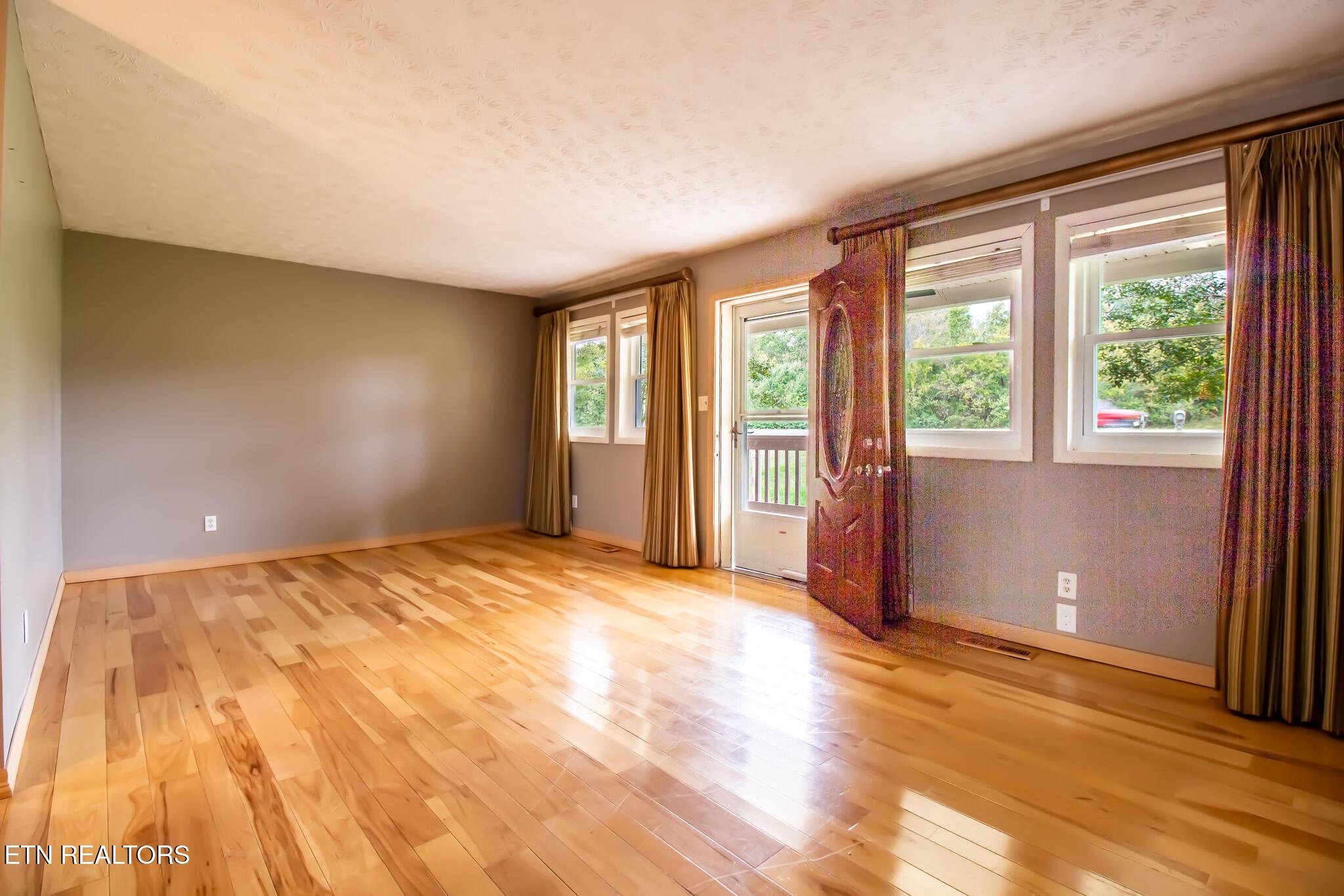 Image 4: Family room